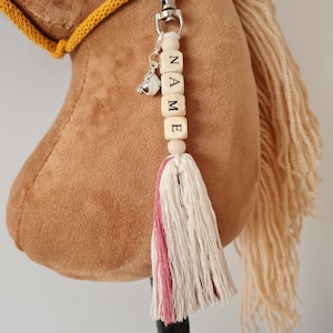 Accessoires voor hobbypaarden - Aanpasbare bedel voor hobbypaarden met gepersonaliseerde naamkralen – perfect accessoire voor liefhebbers van hobbypaarden