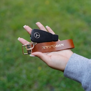 Personalized Leather Keychain. Custom Leather Keychain. leather keyring, leather Key fob, Premium Leather Wristlet, Handmade in USA