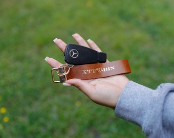 Personalized Leather Keychain. Custom Leather Keychain. leather keyring, leather Key fob, Premium Leather Wristlet, Handmade in USA