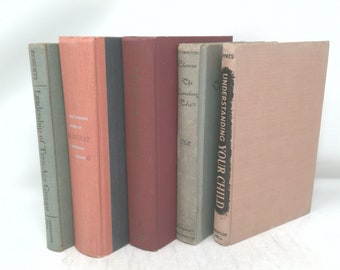 Könnte beinhalten: Fünf antike gebundene Bücher mit unterschiedlichfarbigen Rückseiten. Die Titel lauten "Leadership of Teen-Age Groups", "The Complete Works of Barnaby", "The Canterbury Tales" und "Understanding Your Child".