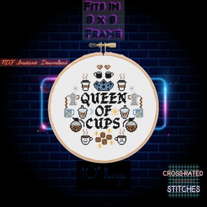Può includere: Schema di punto croce a tema caffè. Il motivo presenta uno sfondo bianco con una corona blu e bianca, tazze da caffè, chicchi di caffè e il testo "Queen of Cups". Lo schema è progettato per adattarsi a una cornice di 8x8 pollici e ha 100 punti.