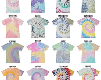 Può includere: Una collezione di 16 t-shirt tie-dye con diverse combinazioni di colori e motivi. Le t-shirt sono disposte in una griglia con quattro righe e quattro colonne. Ogni t-shirt ha un nome univoco stampato sopra, come "Acadia", "Cotton Candy", "Everglades" e "Ferris Wheel".