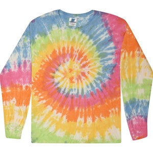Może przedstawiać: Koszulka z długim rękawem w stylu tie-dye ze spiralnym wzorem. Koszulka ma żywą mieszankę kolorów, w tym niebieski, różowy, pomarańczowy, żółty i zielony. Koszulka ma okrągły dekolt i długie rękawy.
