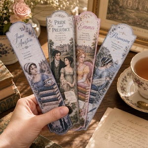 Op de afbeelding: Vier verticale papieren bladwijzers met illustraties en tekst uit de romans van Jane Austen. Elke bladwijzer toont een titel, waaronder Pride and Prejudice, Emma en Persuasion, samen met historische portretten, bloemaccenten en citaten.