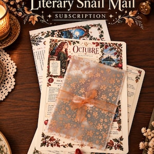 Puede incluir: Un set de suscripción Literary Snail Mail que incluye un sobre de papel vitela translúcido con un patrón floral dorado atado con una cinta naranja, sobre hojas de papelería ilustradas con el texto Octubre Bibliophilia y bordes decorativos.
