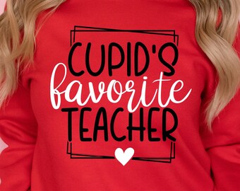 以下が含まれることがあります： 「Cupid's favorite TEACHER」の文字が白の筆記体と黒のブロック体で書かれ、黒い長方形で囲まれた赤いスウェットシャツ。テキストの下には白いハートがあります。画像には「SVG - PNG - EPS - DXF」の文字も含まれています。