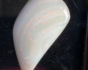 White multicolor opal, 5,6 carats,  Australia