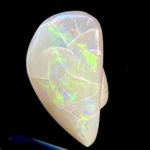 White multicolor opal, 6,25 carats,  Australia
