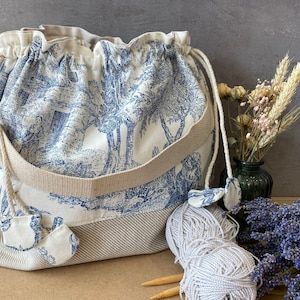 project bag for knitting and crochet in blue toile de Jouy fabric. Pouch-shaped bag in 100% cotton.