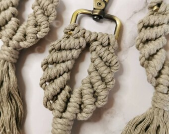 DECI Carabiner Macrame Keychain ovy