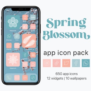 Puede incluir: Una maqueta de pantalla de teléfono con un paquete de iconos de aplicaciones con temática de flor de primavera. Los iconos están en una paleta de colores pastel con contornos blancos. El texto en la pantalla dice "Spring Blossom, app icon pack, 650 app icons, 12 widgets | 10 wallpapers".