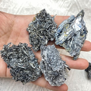 Sällsynt silverfärgad stibnitkristallstav, naturligt antimonprov, metallisk mineralklump, samlarkristall
