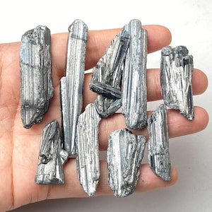 Sällsynt silverfärgad stibnitkristallstav, naturligt antimonprov, metallisk mineralklump, samlarkristall, helande jordskatt