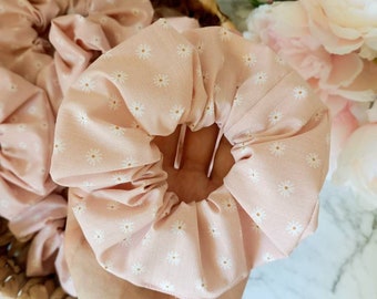 Scrunchie - rosa Gänseblümchen regen floral klassische Scrunchies, Haargummi, Krawatte, Accessoires handmade in Brisbane Australia