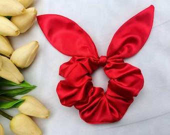 Handgemachtes rotes Knotenschleifen Haargummi. Rot Scrunchie, Schleifen Haargummis, Haarschmuck zum Valentinstag, handgefertigt in Brisbane, Australien