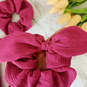 Gumka do włosów Scrunchie - kokarda w kolorze jagodowym Gumki do włosów Scrunchie - śliczna opaska damska - ręcznie robiona w Brisbane w Australii