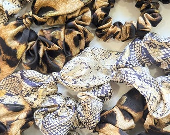 Scrunchie - Leopard Satin Knotenschleife Scrunchies - Schlangenhaut Print Haargummi, elastisch, Accessoires - Handgefertigt in Brisbane Australien