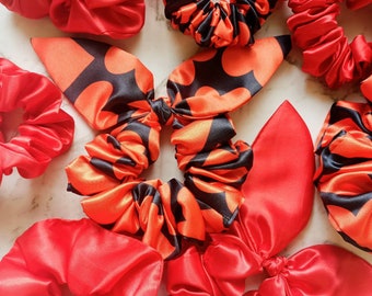 Valentinstag Scrunchies - Hasenohren mit rotem Herz Muster - skinny Scrunchie - Haargummi - handmade in Brisbane