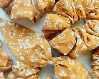 Senf Daisy Blumen Haar Scrunchie - Schleife Scrunchie, Hasenohren - mini Scrunchie - Haargummi Accessoires - handmade in Brisbane