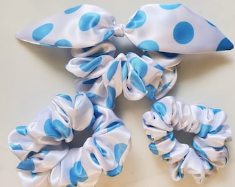Scrunchie Blau Weiß Tupfen | Satin Haargummi mit Schleife | Weiche elegante Haargummi | Süßer Haarschmuck mit blauen Polkadots | Handgemachtes Geschenk
