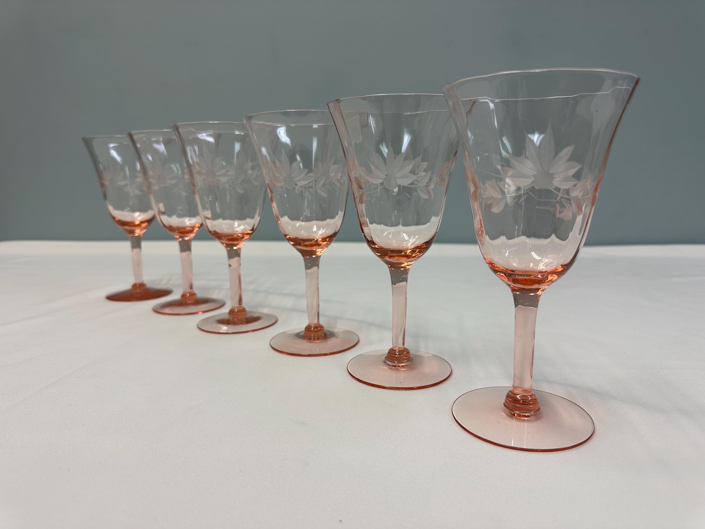 アメリカンヴィンテージ　ピンク彫り模様ワイングラス５つ　Footed Stemmed Tall Sherbert / Small Wine Pink Depression Clear Etched Leaves Vintage Pink Floral Etched Wine Glasses, Needle Etched Crystal
