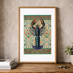 Könnte beinhalten: Gerahmter Kunstdruck mit einer detaillierten Illustration eines Hummers. Der Hummer ist in Blau- und Brauntönen vor einem gemusterten Hintergrund mit floralen und geometrischen Elementen in Rot, Grün und Blau dargestellt. Der Druck befindet sich in einem Holzrahmen.