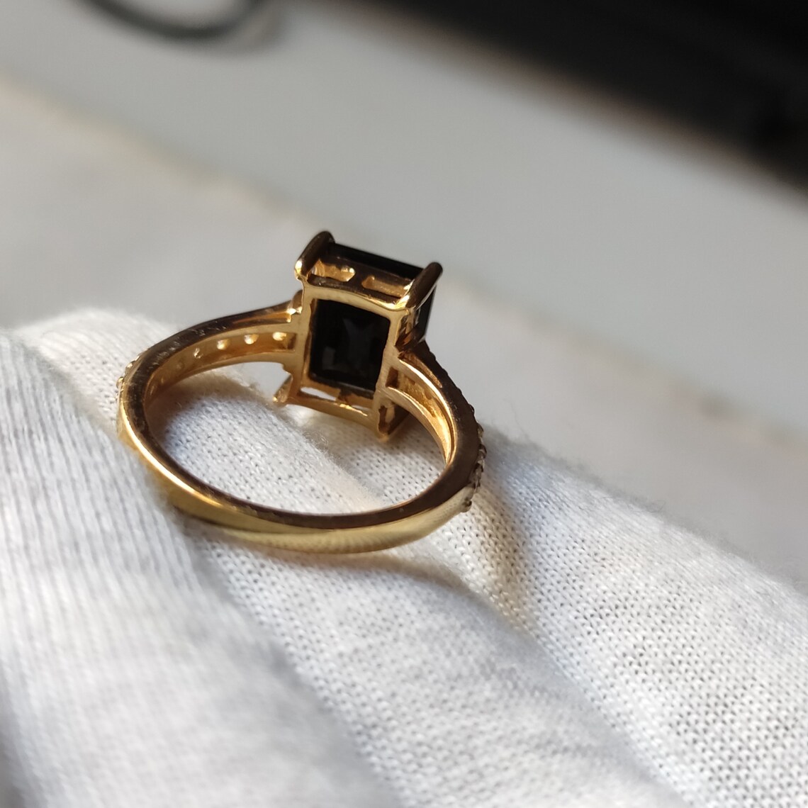 Anillo De Brillantes Chapado En Oro, Banda Retorcida Y Piedra De