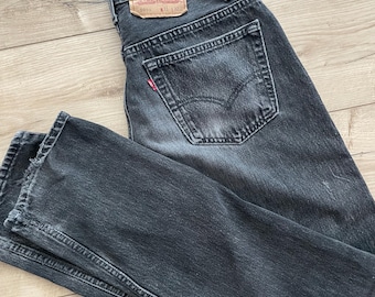 Jeans Levi's 501xx de mezclilla negra estilo vintage de los 90 - Hechos en Canadá en 1995 - Talla W31 L32 (equivale a 29/30”) - Tiro alto, pierna recta, cierre de botones