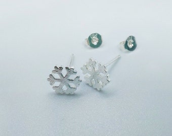 Sterling Silver Earring. Minimalist Earring Snowflake made with 925 Silver