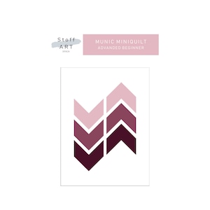 Könnte beinhalten: Ein geometrisches Muster aus rosa und burgunderfarbenen Pfeilen, das ein Chevron-Design bildet. Das Muster befindet sich auf einem weißen Hintergrund. Der Text "Munic Miniquilt Advanced Beginner" befindet sich oben im Bild.