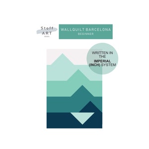Könnte beinhalten: Ein digitales Muster für eine Wandquilt mit einem geometrischen Design aus überlappenden Dreiecken in Türkis, Blau und Grün. Das Muster trägt den Titel "Barcelona Beginner" und ist im imperialen (Zoll-)System geschrieben.