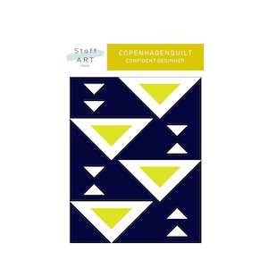 Könnte beinhalten: Ein geometrisches Quiltmuster mit gelben Dreiecken auf dunkelblauem Hintergrund. Das Design trägt den Titel "Copenhagen Quilt" und ist als "Confident Beginner" Projekt gekennzeichnet.