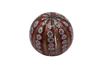 Fermacarte in vetro di Murano Millefiori, realizzato a mano, con decorazione floreale rossa e dorata.