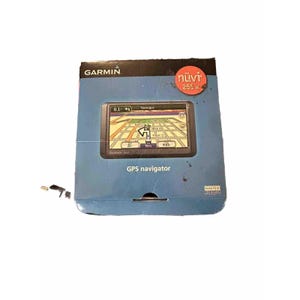 Puede incluir: Un navegador GPS Garmin nüvi 255W en su embalaje original. La caja es azul con el logotipo de Garmin e información del producto. La pantalla del GPS muestra un mapa con nombres de calles e indicaciones de navegación.