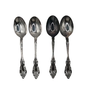 Set van 4 Oneida verzilverde soeplepels met artistiek patroon (niet meer in productie tussen 1965 en 1989)