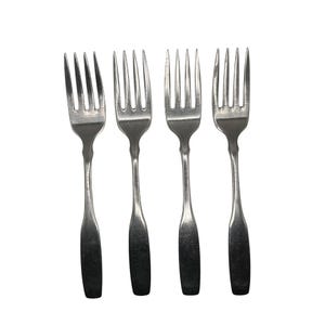 Könnte beinhalten: Vier silberne Gabeln mit Zinken und langen Griffen sind auf weißem Hintergrund in einer Reihe angeordnet. Die Gabeln bestehen aus glänzendem Metall, wahrscheinlich Edelstahl, und sind zum Essen bestimmt.