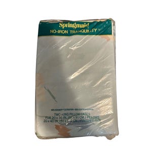 Könnte beinhalten: Eine Packung mit zwei Springmaid No-Iron Tranquility King-Size-Kissenbezügen. Die transparente Kunststoffverpackung zeigt Kissenbezüge mit floralem Muster. Die Verpackung gibt an, dass die Kissenbezüge 51 x 91 cm und 51 x 102 cm groß sind.