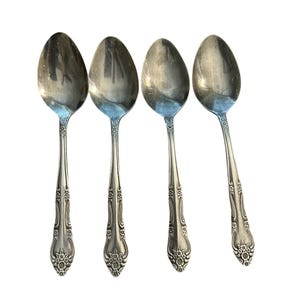Juego de 4 cucharas de mesa de acero inoxidable Stanley Roberts Dream Rose con diseño floral y cubertería vintage.