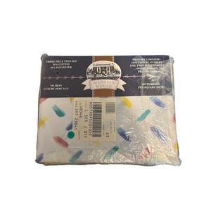Può includere: Un set di lenzuola matrimoniali a tre pezzi di Mansion House, confezionato in plastica trasparente. Il set include un lenzuolo piano, un lenzuolo con angoli e una federa. Le lenzuola bianche presentano disegni a pennellate colorate. La confezione indica 55% cotone e 45% poliestere.