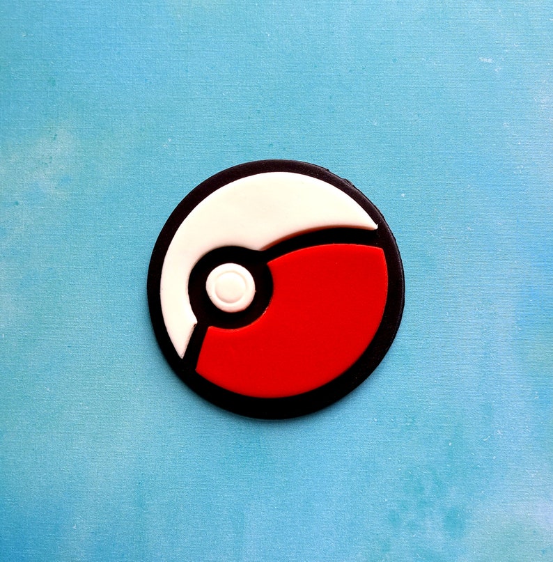 Op de afbeelding: Een zwart-witte Pok&eacute;bal met een rood midden. De Pok&eacute;bal is een populair symbool uit de Pok&eacute;mon-franchise.