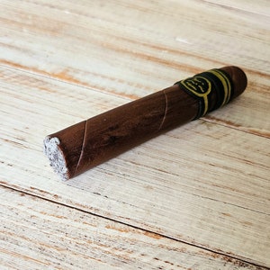 Cigar fondant cake topper