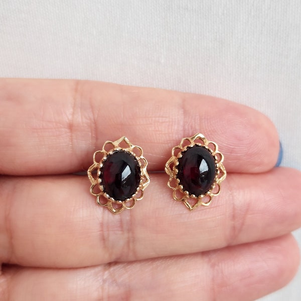 Vintage 10k yellow gold large garnet cabochon studs, 14k butterfly backs，ornate gold setting, January birthstone