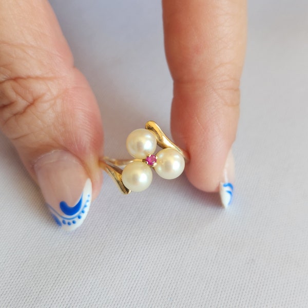 Vintage estate 10k yellow gold freshwater pearl and ruby statement ring, US size 6, pearl and ruby right hand ring, cocktail ring