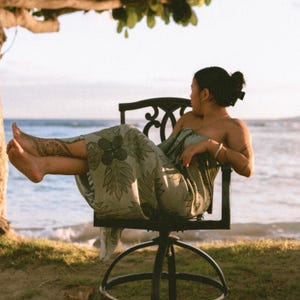 Kaʻilihiwa | Leather clutch - Pua aloalo - navy - *ASF*