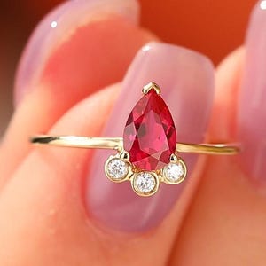 Dünner massiver birnenförmiger Rubin Ehering, zierliche Birnen Rubin Ring vier Steinring, Träne Form Braut Edelstein Ring Geschenk für sie