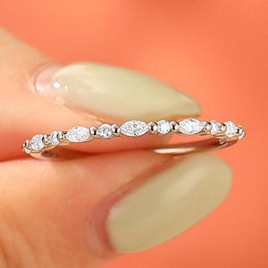 Anel fino de moissanita de 1,2 mm com meia aliança de diamantes em prata de lei 925. Anel de diamante com moissanita VVS1, aprovado no teste de diamantes.