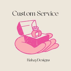 Könnte beinhalten: Rosafarbene Illustration einer Hand, die eine Ringbox mit einem Diamantring hält. Die Worte "Custom Service" stehen über der Ringbox, und "HahayDesigns" darunter. Der Hintergrund ist hellbeige.