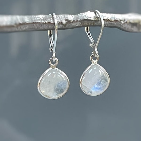 Boucles d'oreilles pendantes en pierre de lune en argent sterling goutte de levier Boucles d'oreilles pendantes minimalistes en pierre de lune faites main, cadeau pour femme