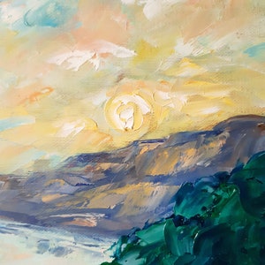 Puede incluir: Una pintura que representa una puesta de sol sobre una cordillera, con un sol amarillo brillante y un cielo azul oscuro. En primer plano, una ladera verde exuberante.