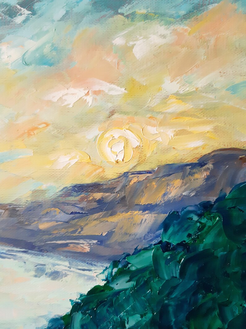 Puede incluir: Una pintura que representa una puesta de sol sobre una cordillera, con un sol amarillo brillante y un cielo azul oscuro. En primer plano, una ladera verde exuberante.